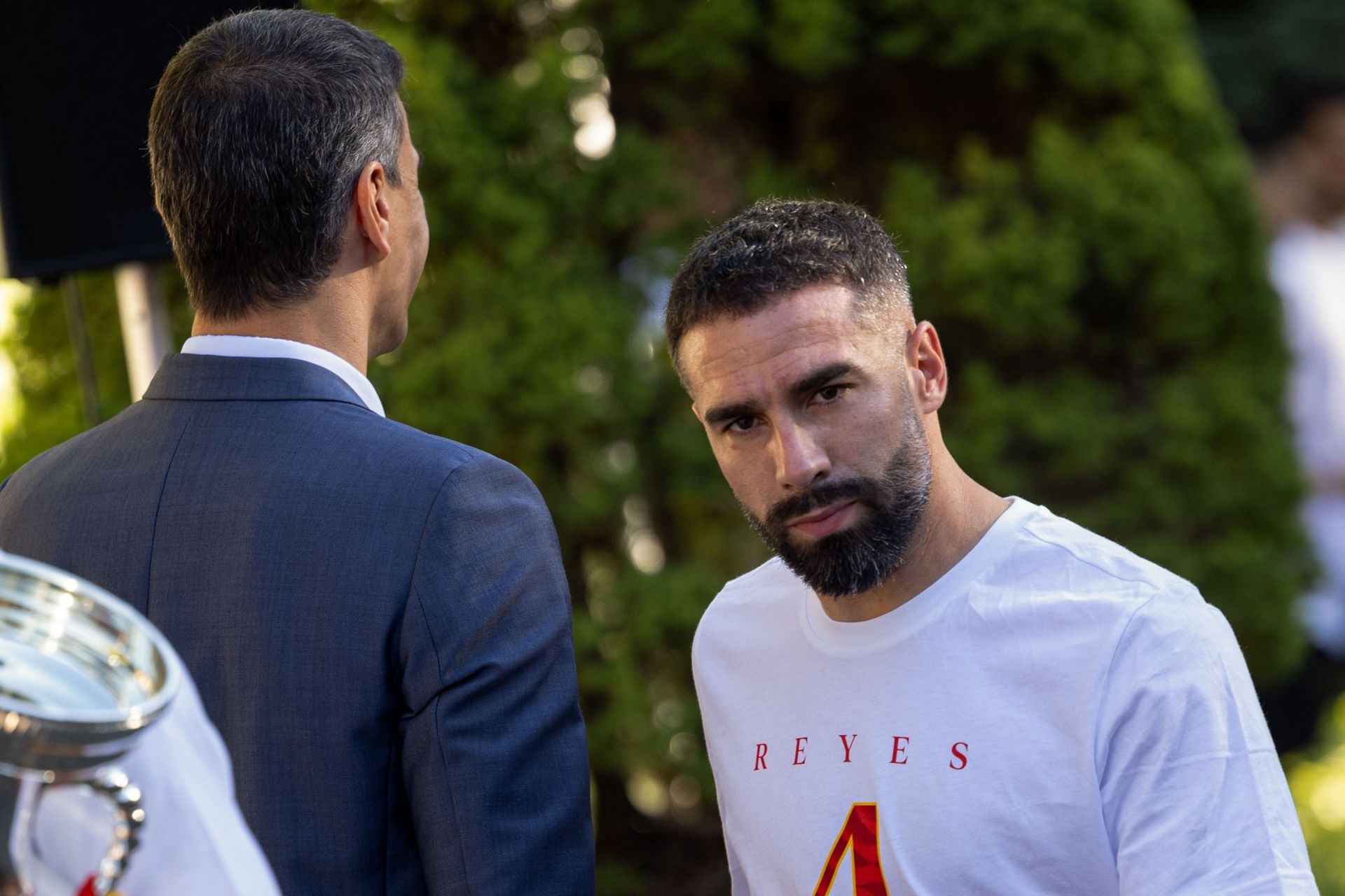 Dani Carvajal pasa ante Sánchez sin mantener contacto visual con el presidente.