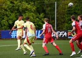 Chema Andrés rematando para poner el primer tanto de España en el marcador