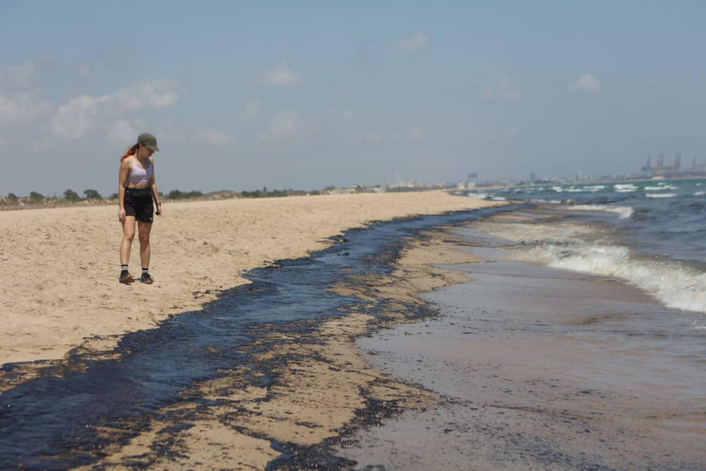 El vertido que ha obligado a cerrar el baño en las playas de Valencia.