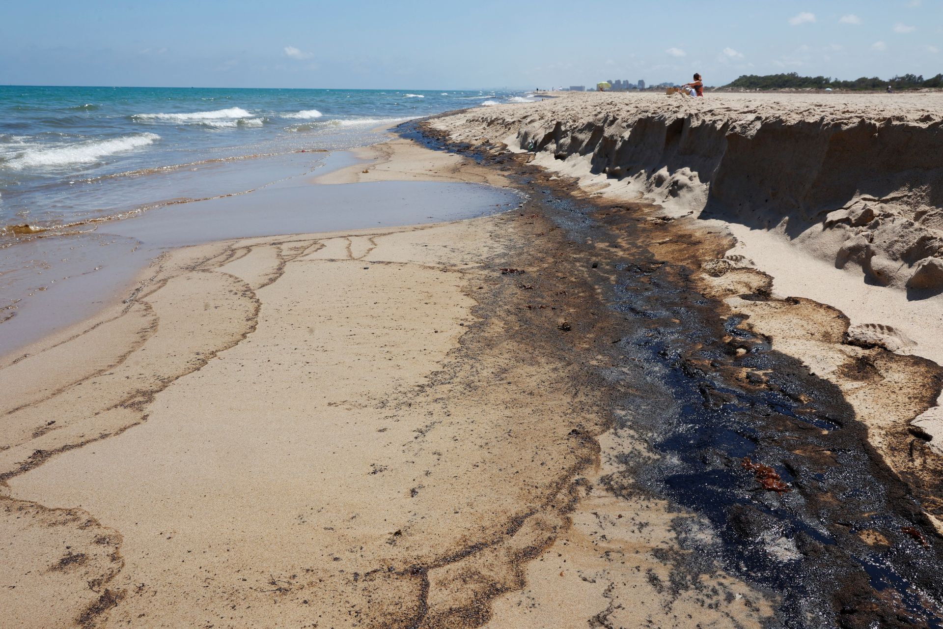 Arranca la limpieza del vertido en las playas del sur de Valencia