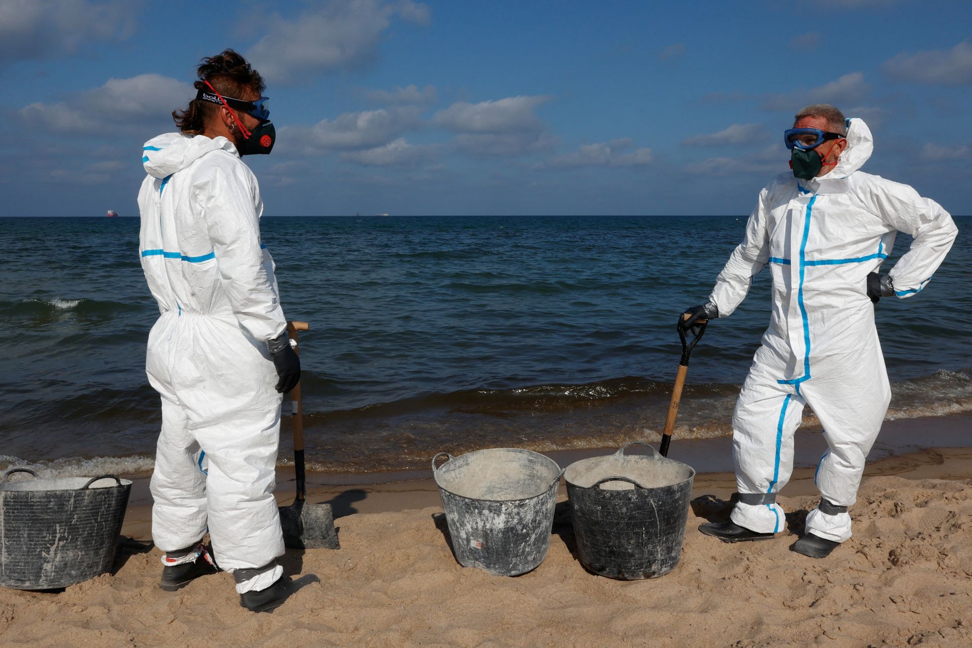 Arranca la limpieza del vertido en las playas del sur de Valencia