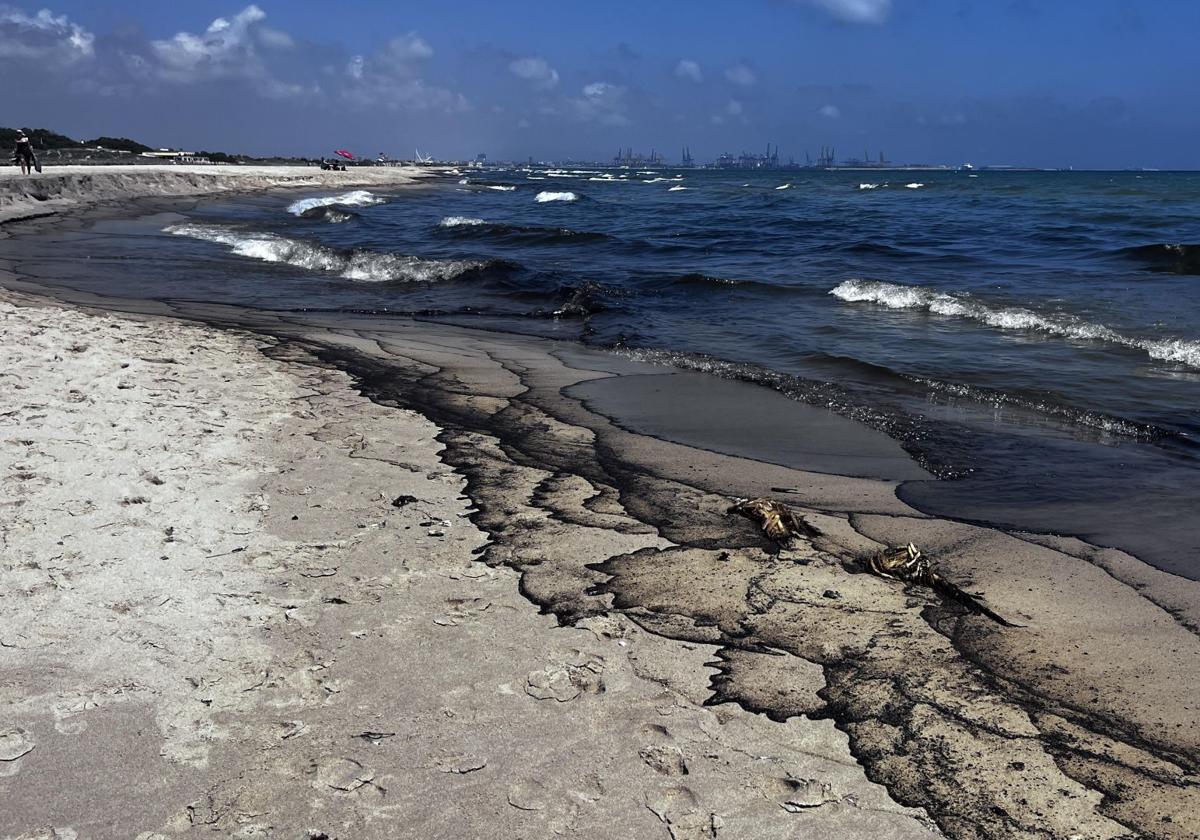 Un vertido de fuel contamina casi dos kilómetros de playas del sur de Valencia y obliga a cerrar tres