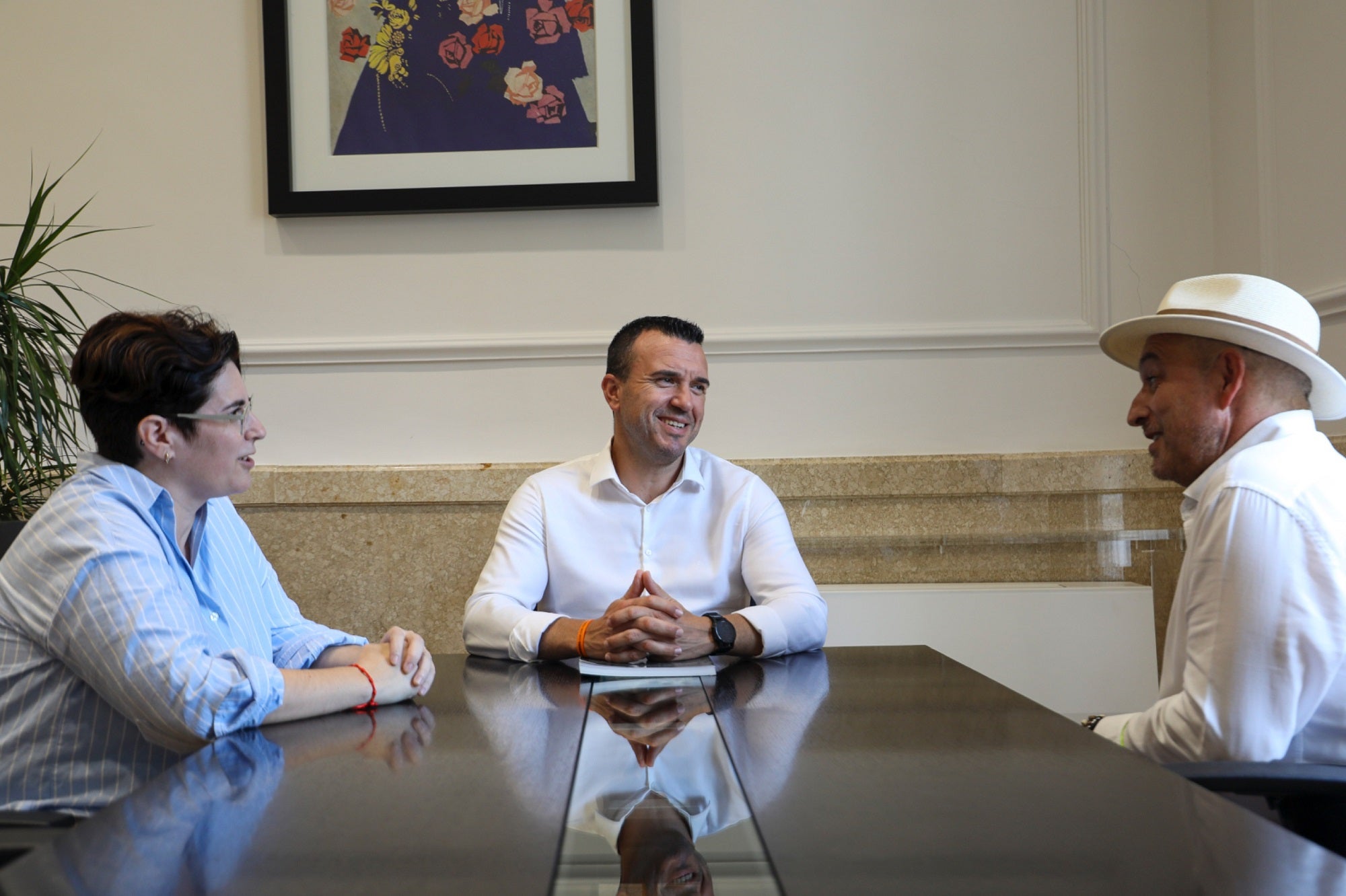 Momento de la reunión entre el presidente de la Diputación y los representantes del municipio.