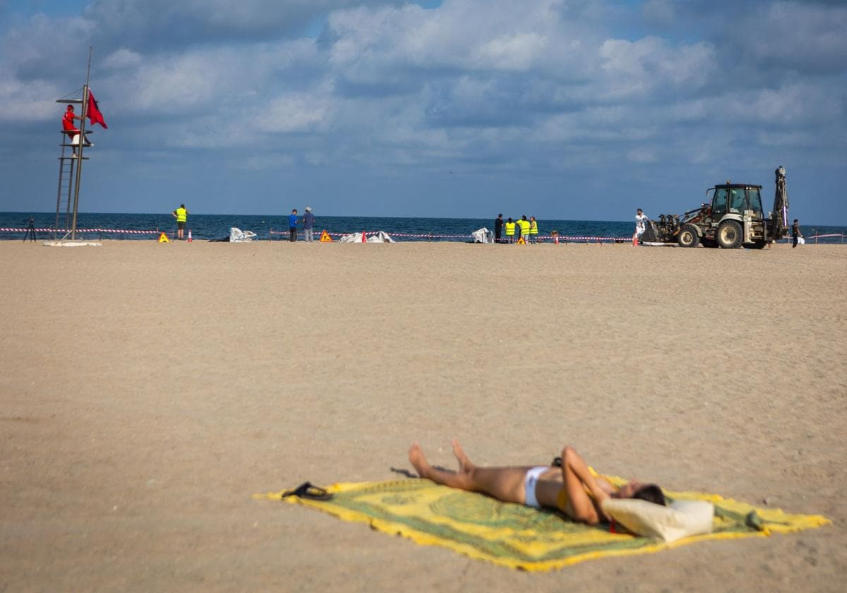 Última hora: Las playas del Saler ya están limpias de vertido y este jueves se decidirá su apertura 