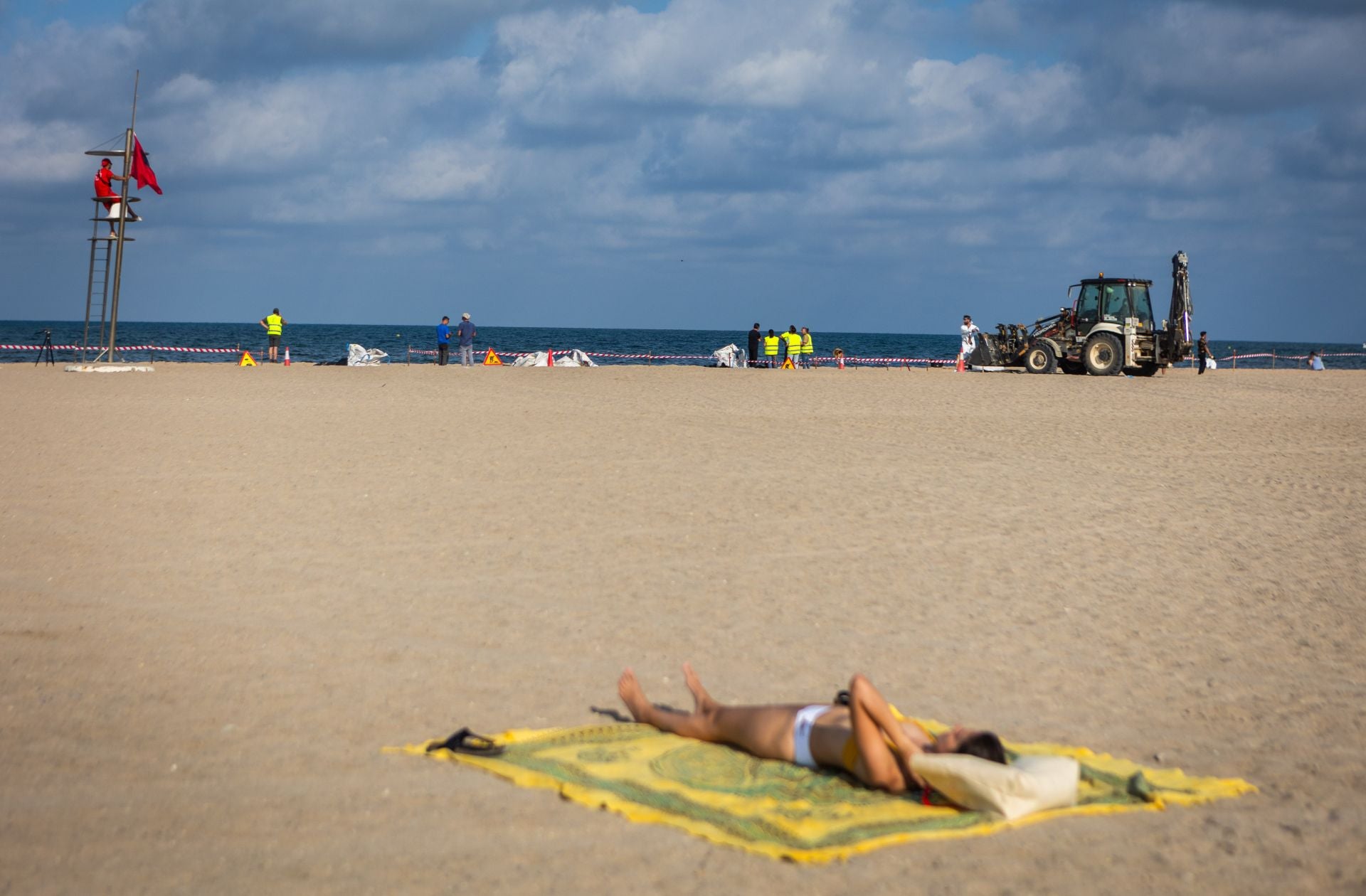 Arranca la limpieza del vertido en las playas del sur de Valencia