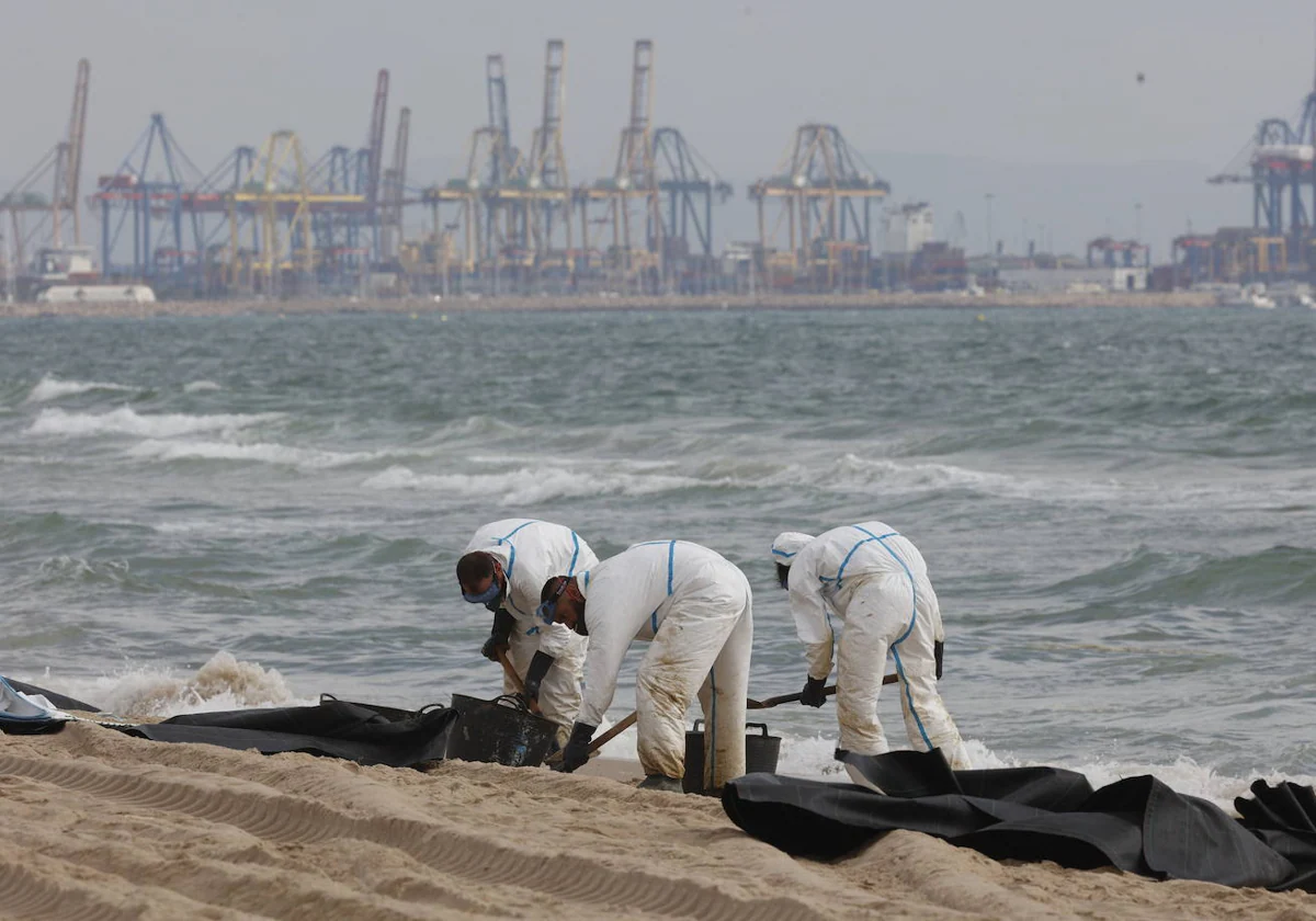 El fuel llegó a las playas del Saler tras casi tres horas sin que se tomara una decisión 