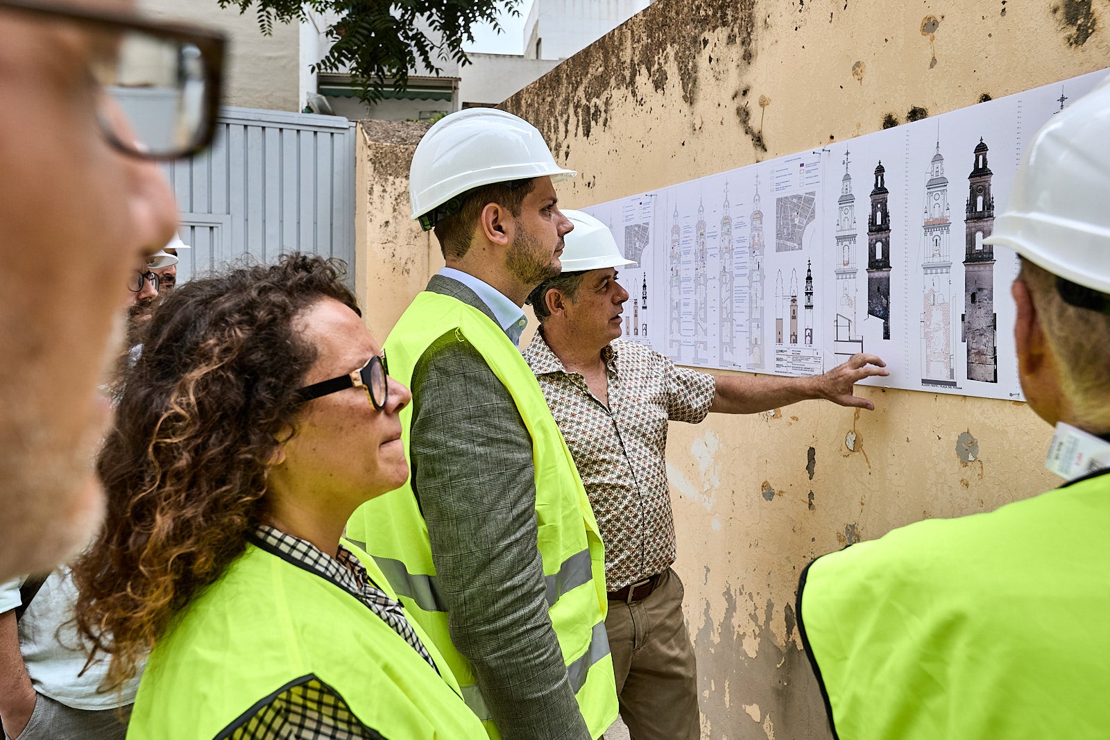 El arquitecto explica las fases de la actución.