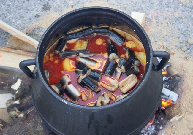 Allipebre cocinado el olla de hierro colado.