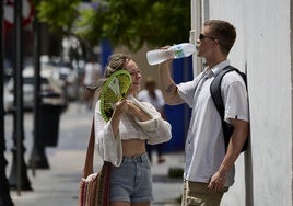 Una pareja refrescándose por las altas temperaturas en Valencia