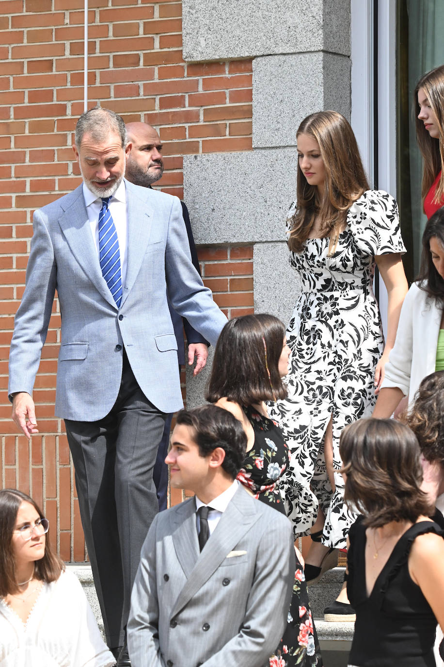 Leonor y Sofía sorprenden a sus compañeros del colegio de Gales