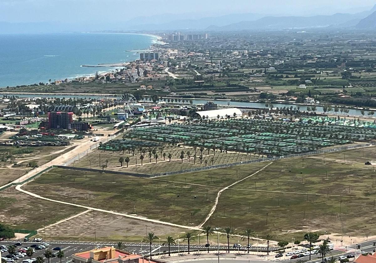 Vista, desde el Castillo de Cullera, de la zona en la que se instala en Zevra Festival y donde ya se divisa la gigantesca noria.