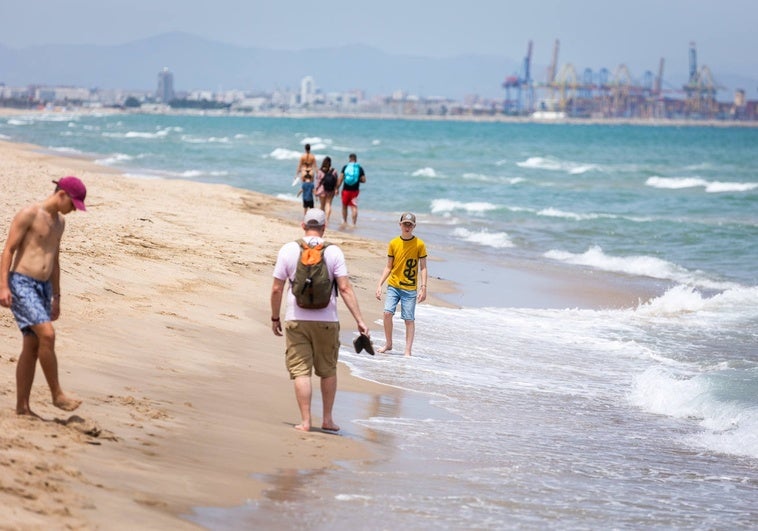 Regreso de los bañistas a los arenales del sur de Valencia.