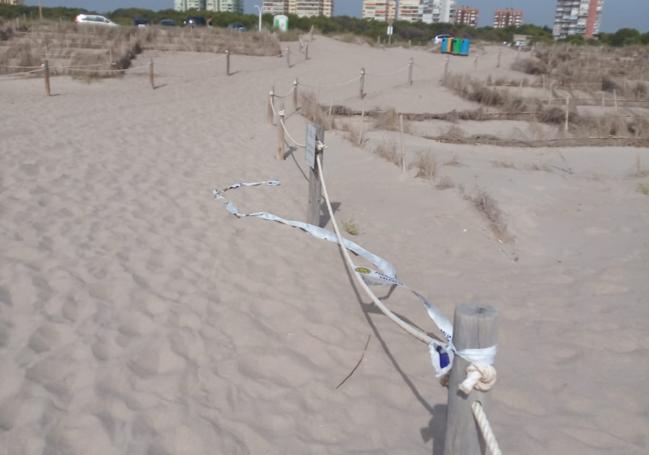 Zona acordonada de la costa afectada por el vertido, este jueves.