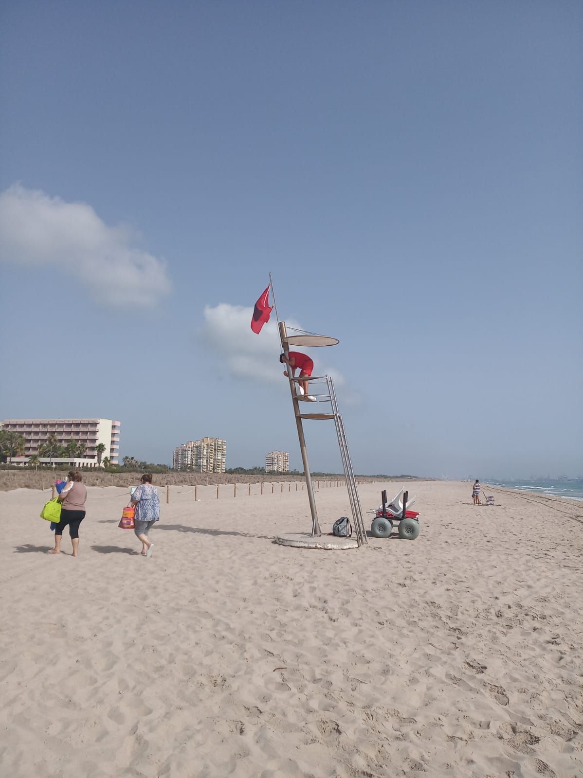 La reapertura de las playas de Valencia afectadas por el vertido de fuel, en imágenes