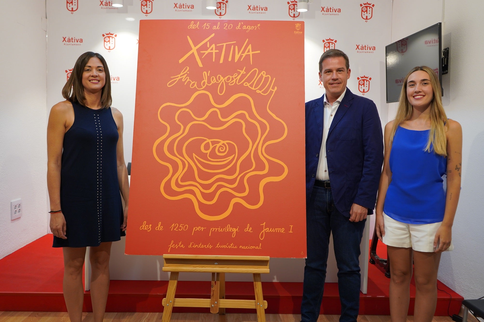 La concejala de Cultura Festiva, el alcalde y la Reina de la Fira, en la presentación de los actos.