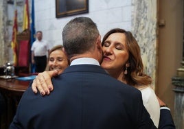 Catalá besa a Badenas antes del último pleno municipal.