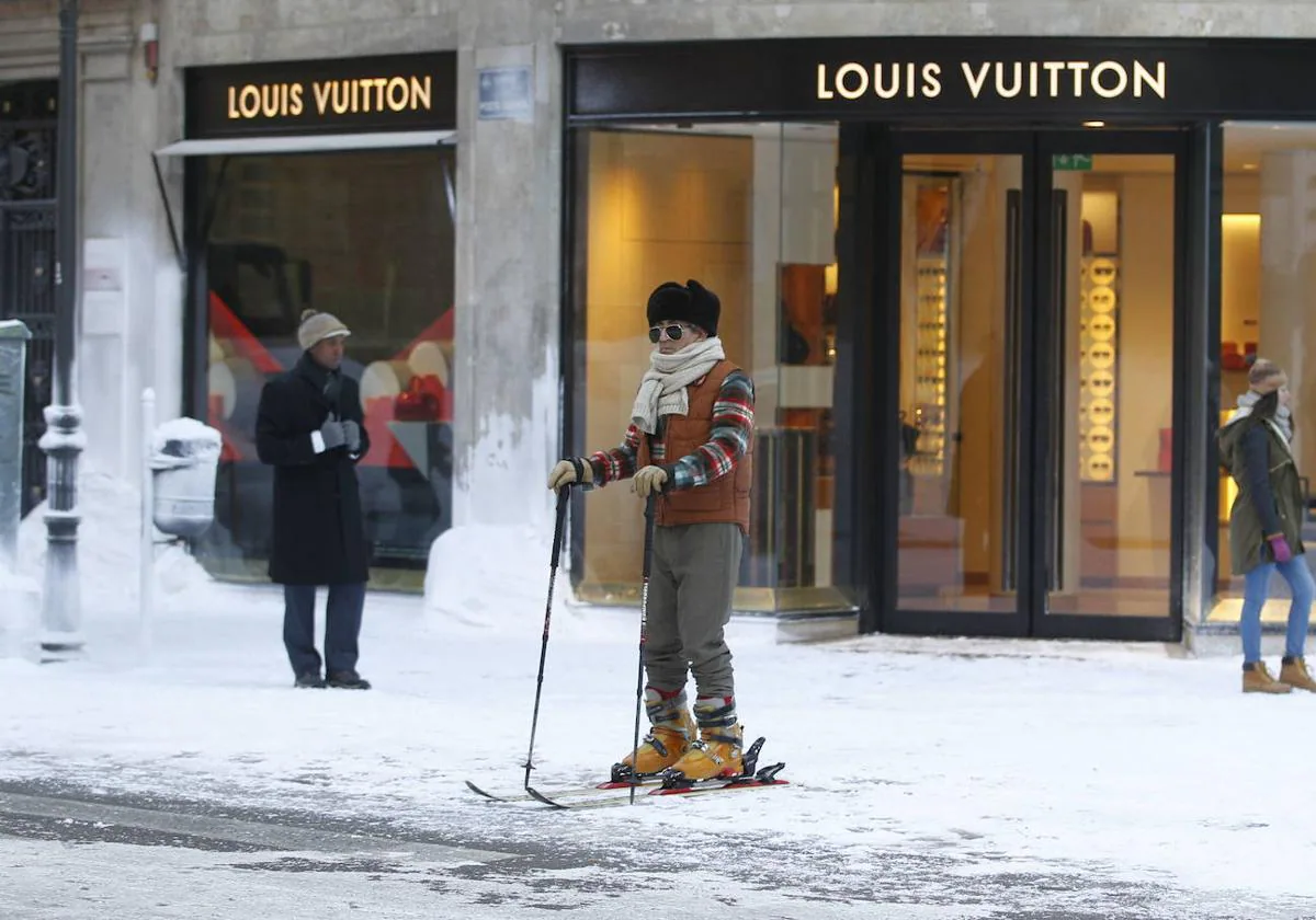 La esquina de Louis Vuitton en la Navidad de 2014, donde esparcieron nieve artificial. En plena efervescencia de la ciudad, los escaparates rivalizaban en lujo y las fiestas organizadas por las firmas eran memorables.