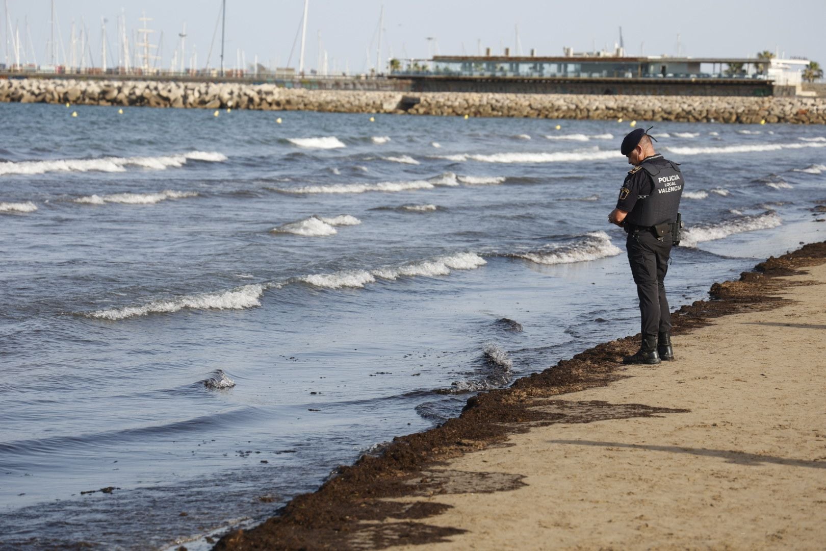 Una mancha en la playa del Cabanyal obliga a desalojar bañistas