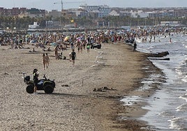 Una mancha en la playa del Cabanyal obliga a desalojar bañistas