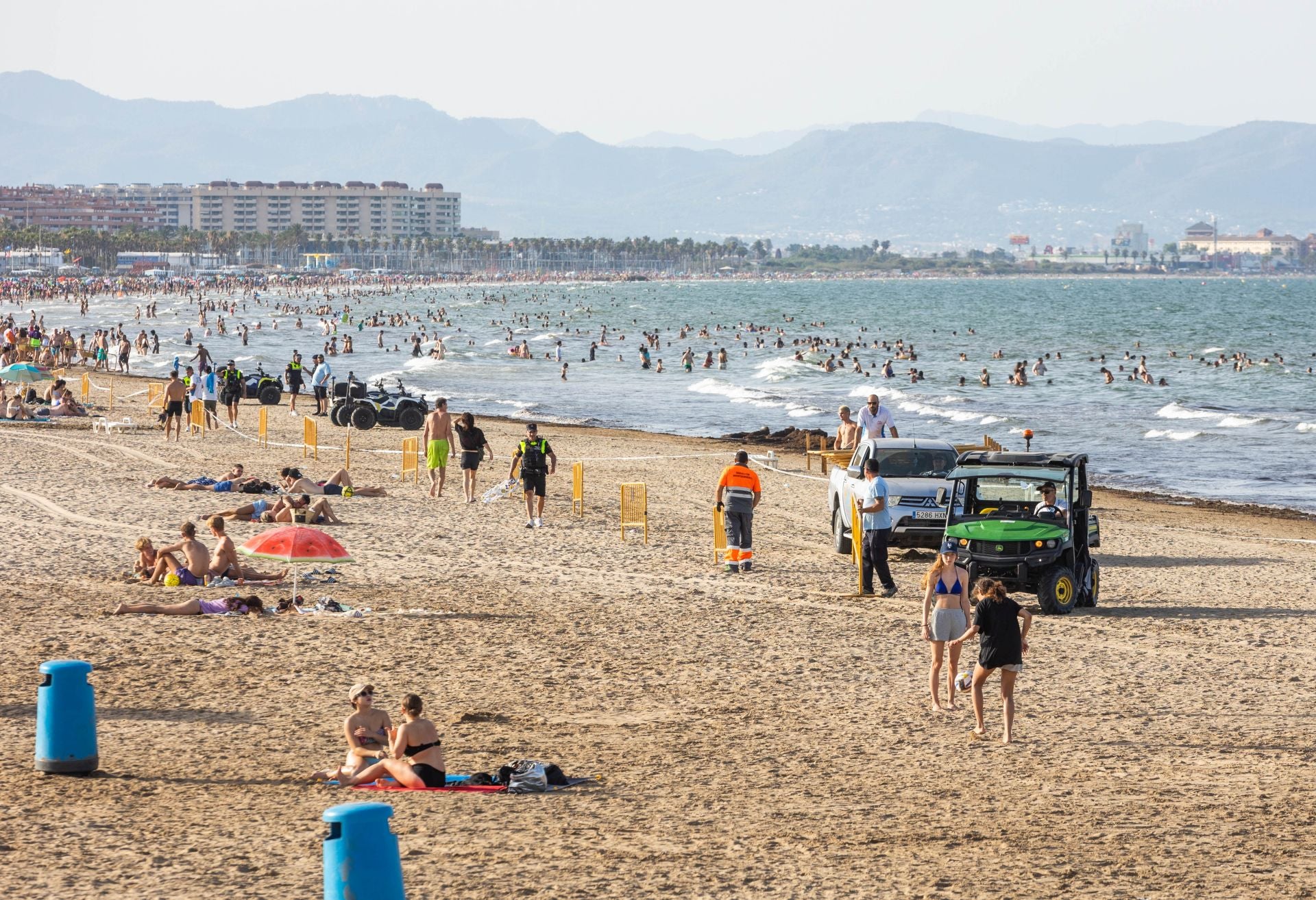 Una mancha en la playa del Cabanyal obliga a desalojar bañistas