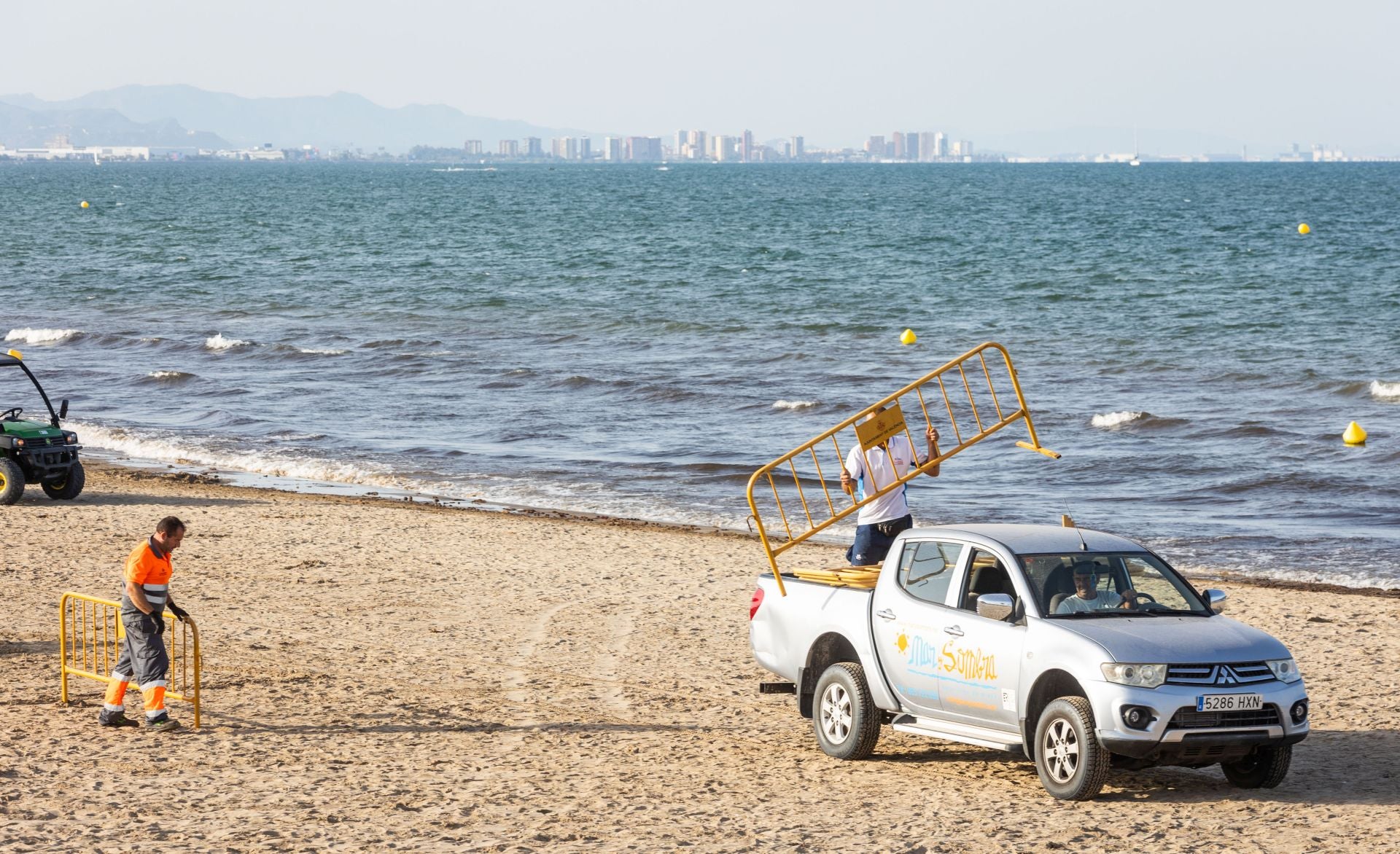 Una mancha en la playa del Cabanyal obliga a desalojar bañistas