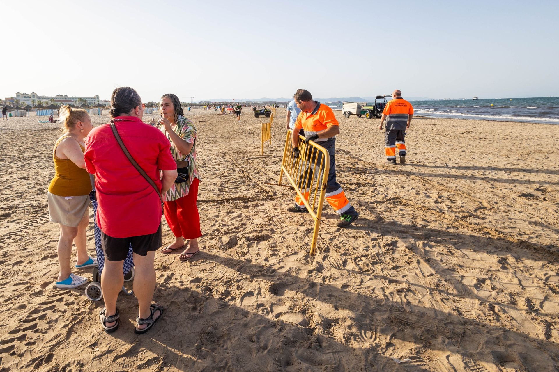 Una mancha en la playa del Cabanyal obliga a desalojar bañistas