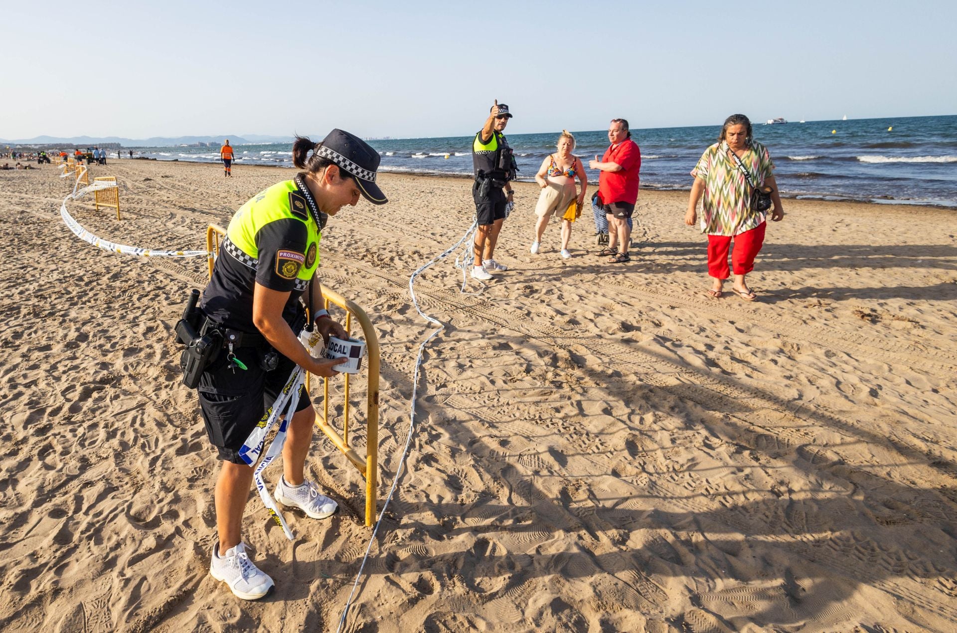 Una mancha en la playa del Cabanyal obliga a desalojar bañistas