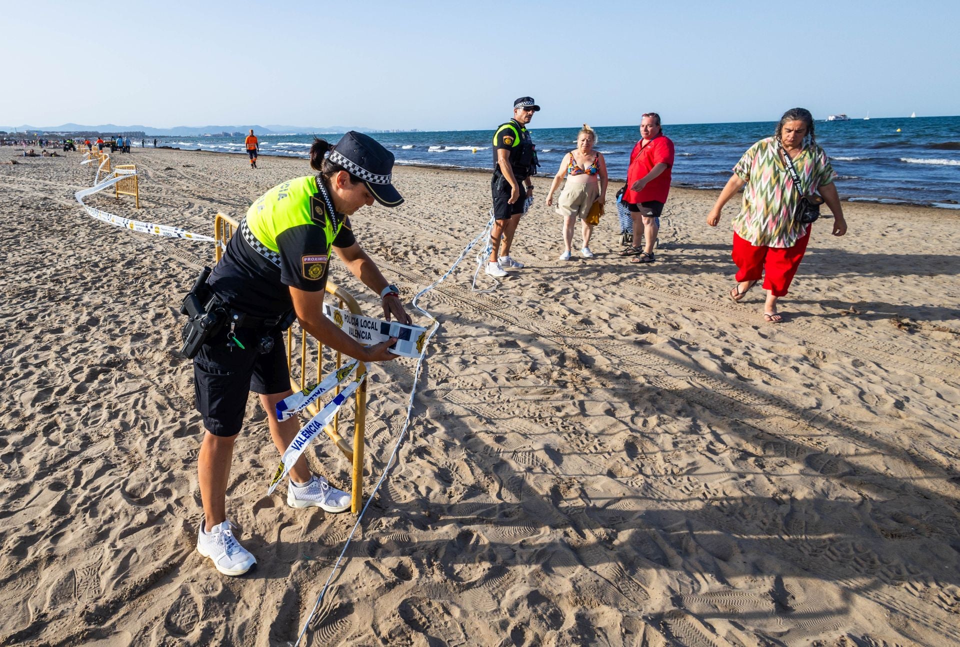 Una mancha en la playa del Cabanyal obliga a desalojar bañistas