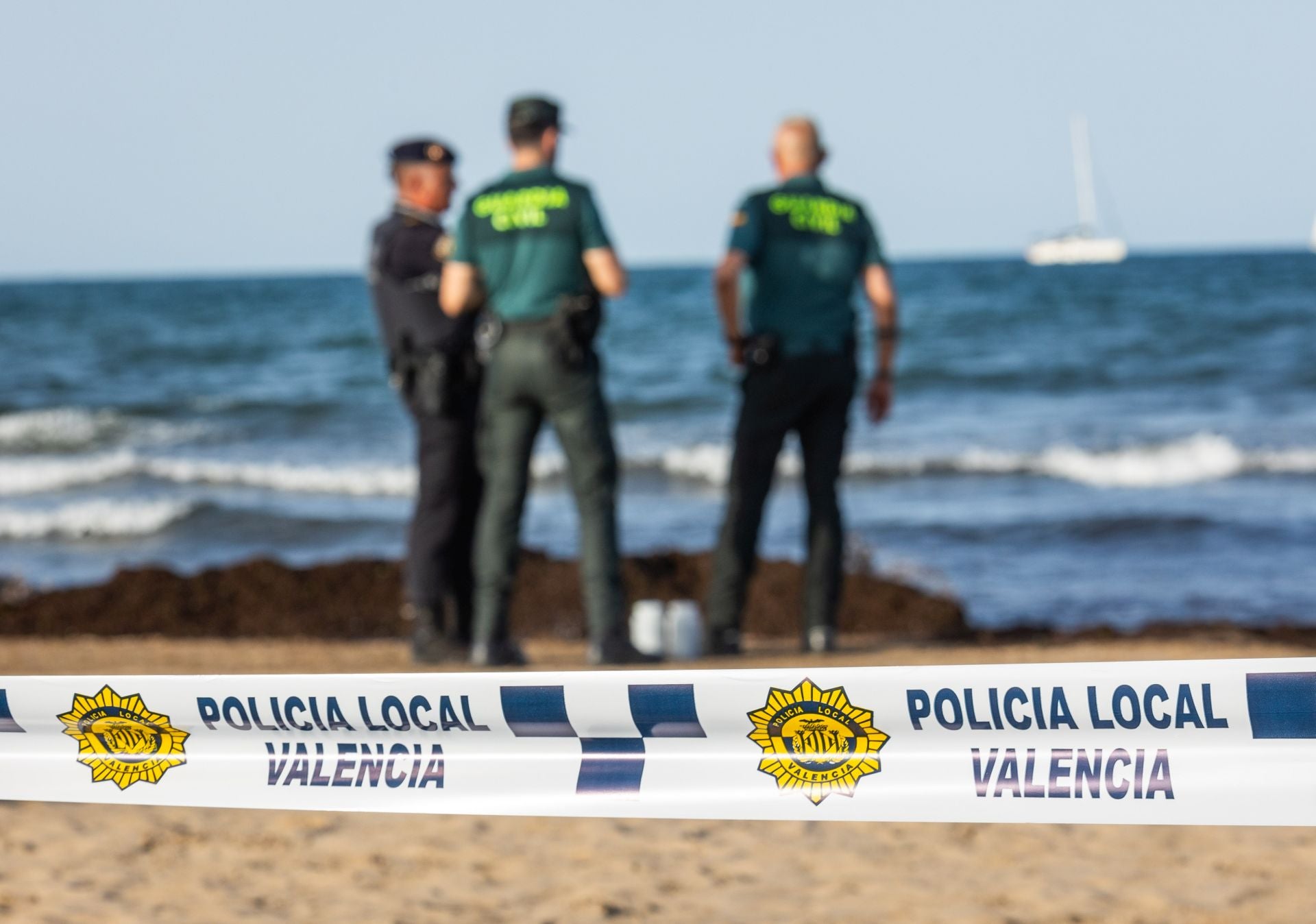 Una mancha en la playa del Cabanyal obliga a desalojar bañistas