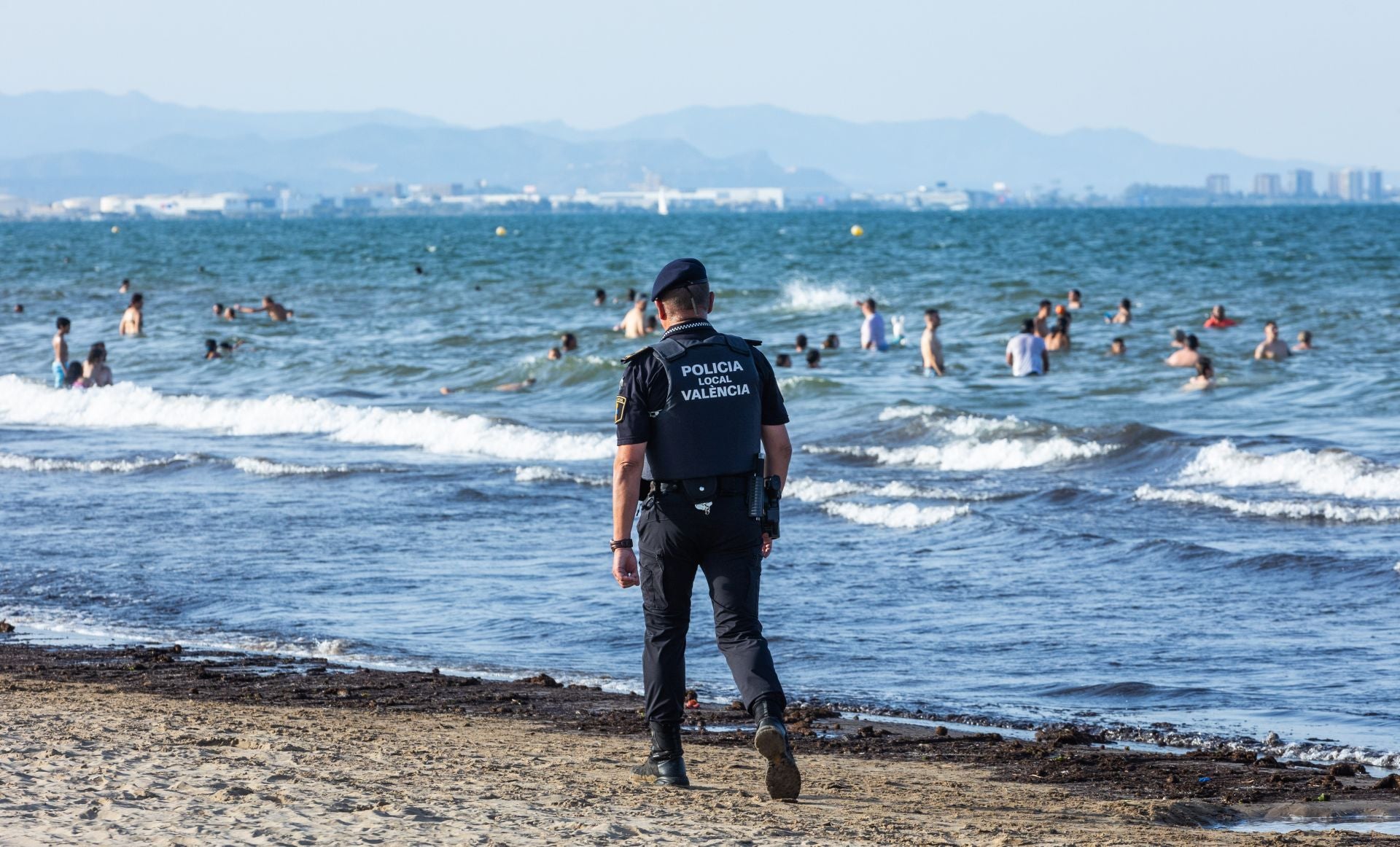 Una mancha en la playa del Cabanyal obliga a desalojar bañistas