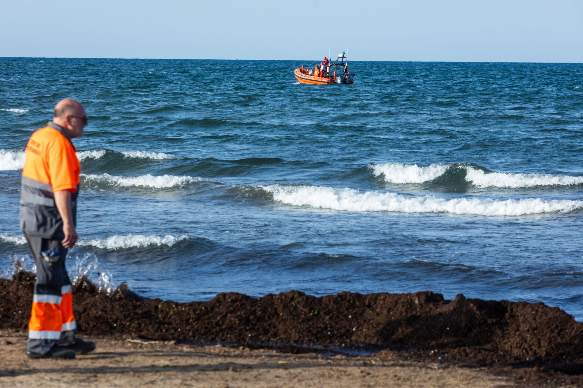 Una mancha en la playa del Cabanyal obliga a desalojar bañistas