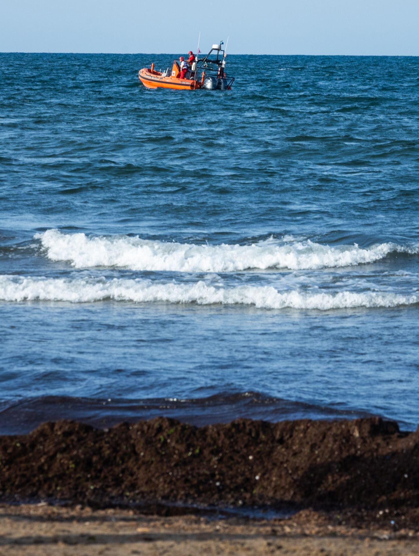 Una mancha en la playa del Cabanyal obliga a desalojar bañistas