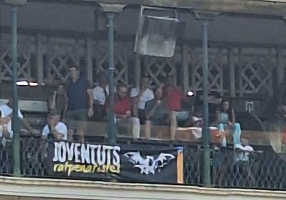 Juventudes de Lo Rat Penat en el palco de la plaza de Toros.