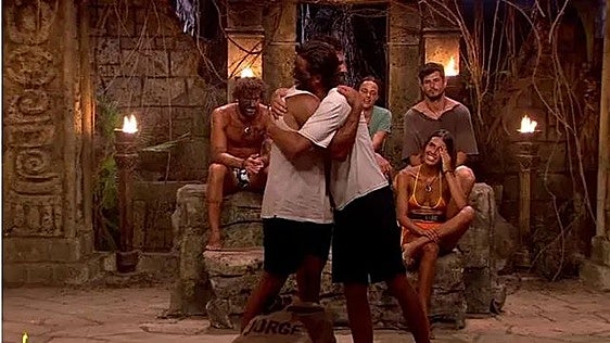 Bosco y Jorge Pérez se abrazan tras conocer quién sigue en el programa.