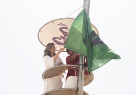 La alcaldesa María José Catalá iza la bandera verde en las playas de El Saler, este viernes.