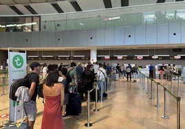 Pasajeros en el aeropuerto de Manises, este viernes.