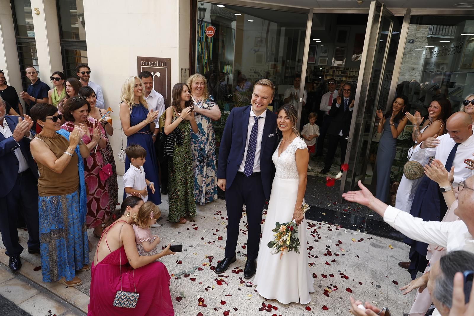 Una pareja celebra su boda en la librería Ramon Llull de Valencia