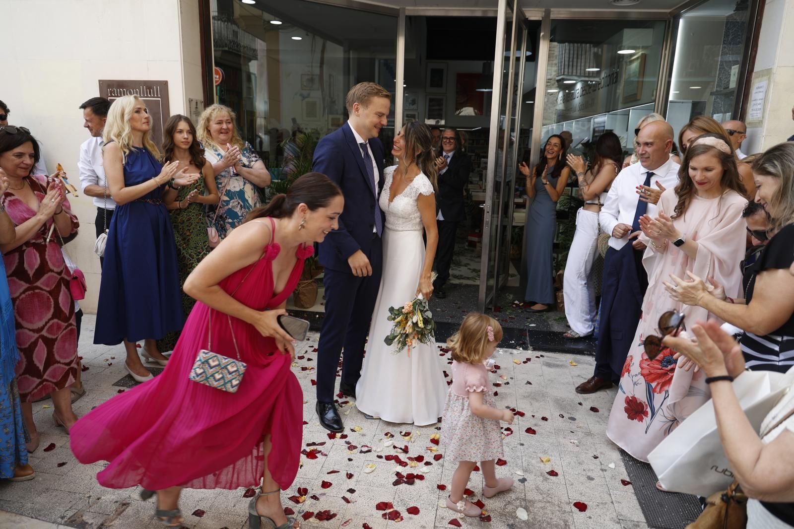 Una pareja celebra su boda en la librería Ramon Llull de Valencia