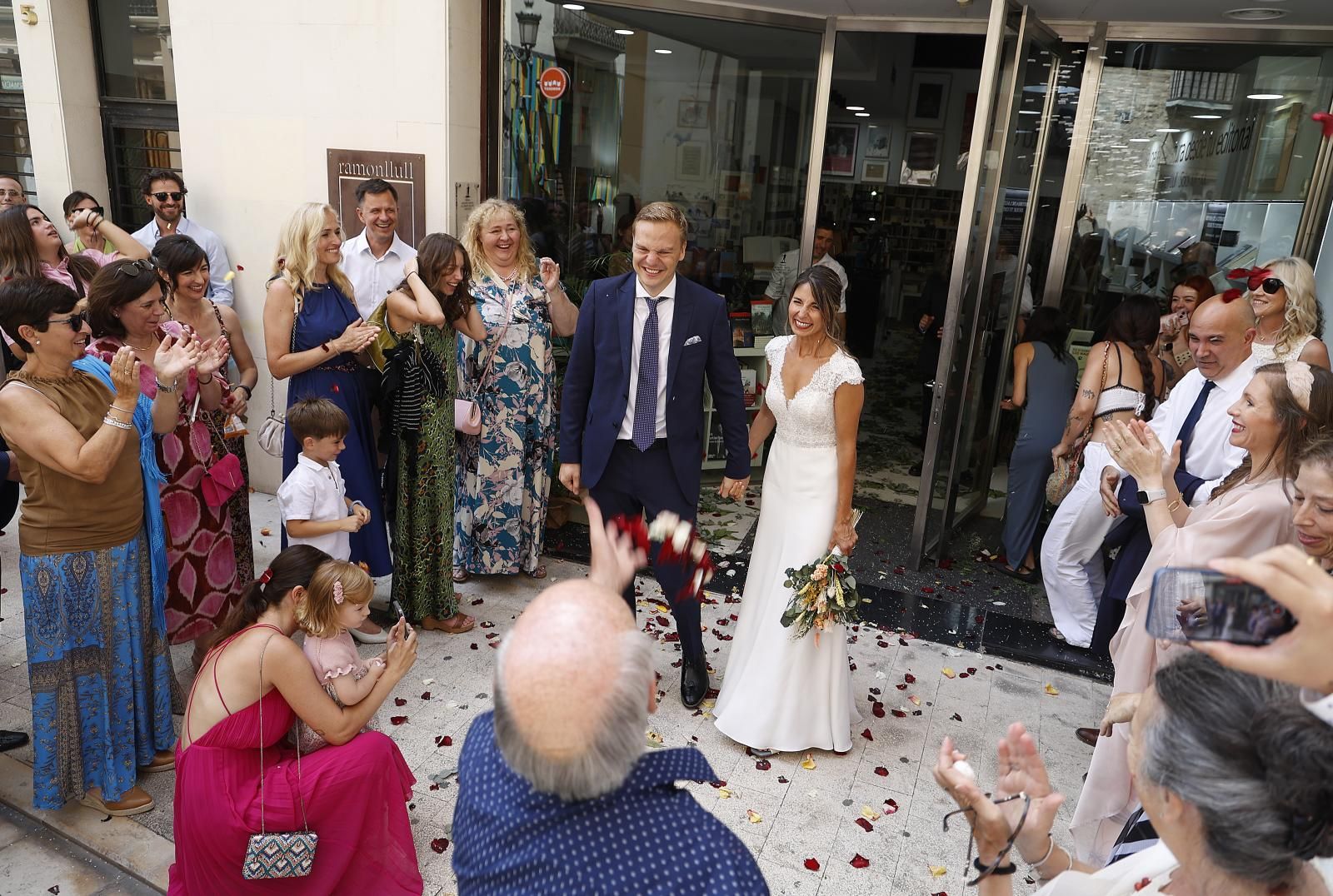 Una pareja celebra su boda en la librería Ramon Llull de Valencia