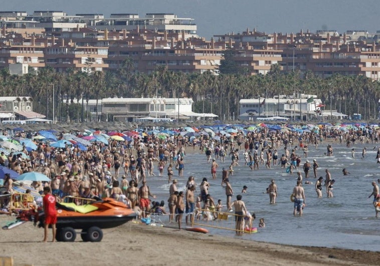 Mucha gente en la playa en Valencia este sábado.