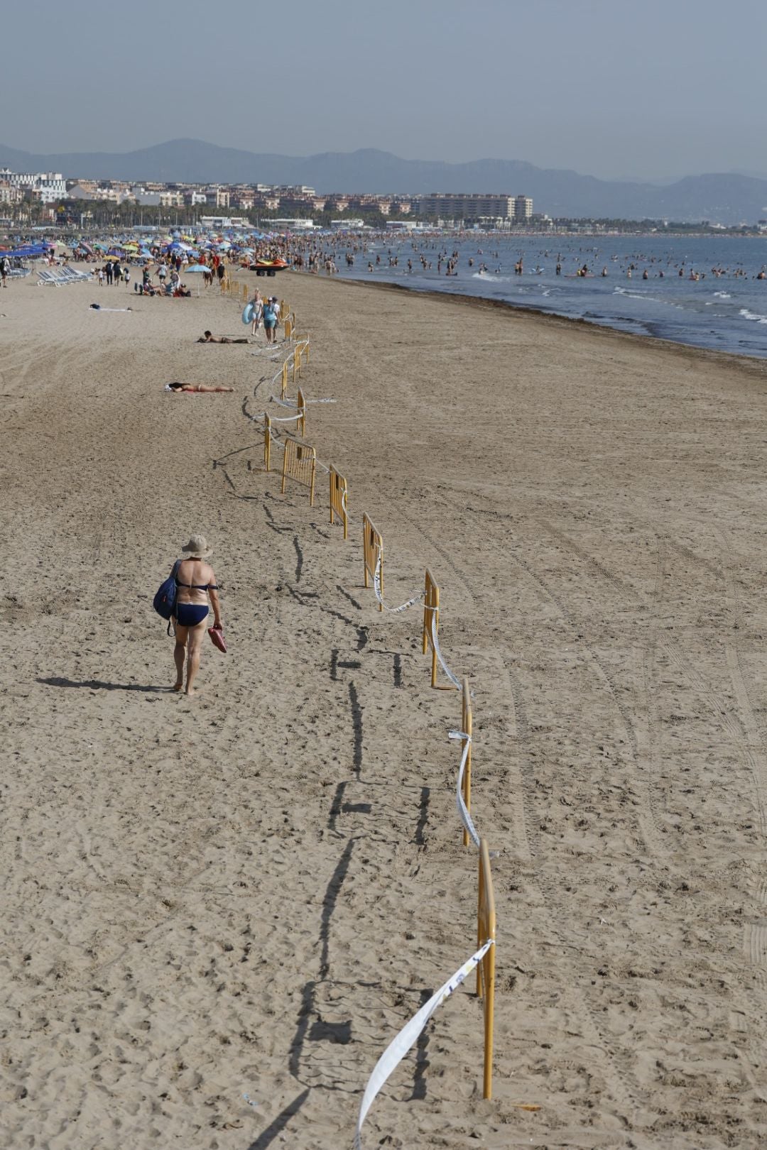 Los bañistas vuelven a la playa del Cabanyal