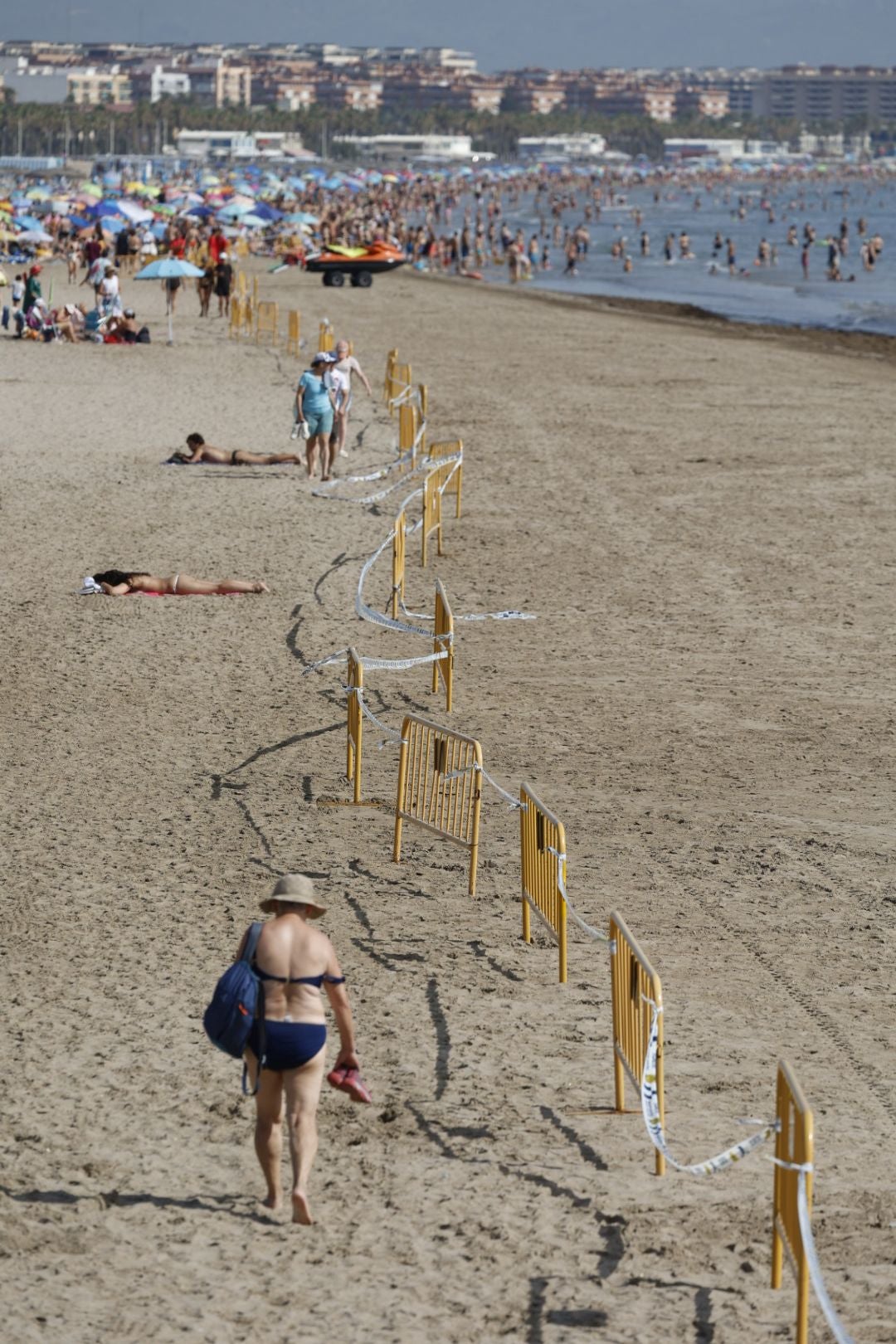 Los bañistas vuelven a la playa del Cabanyal