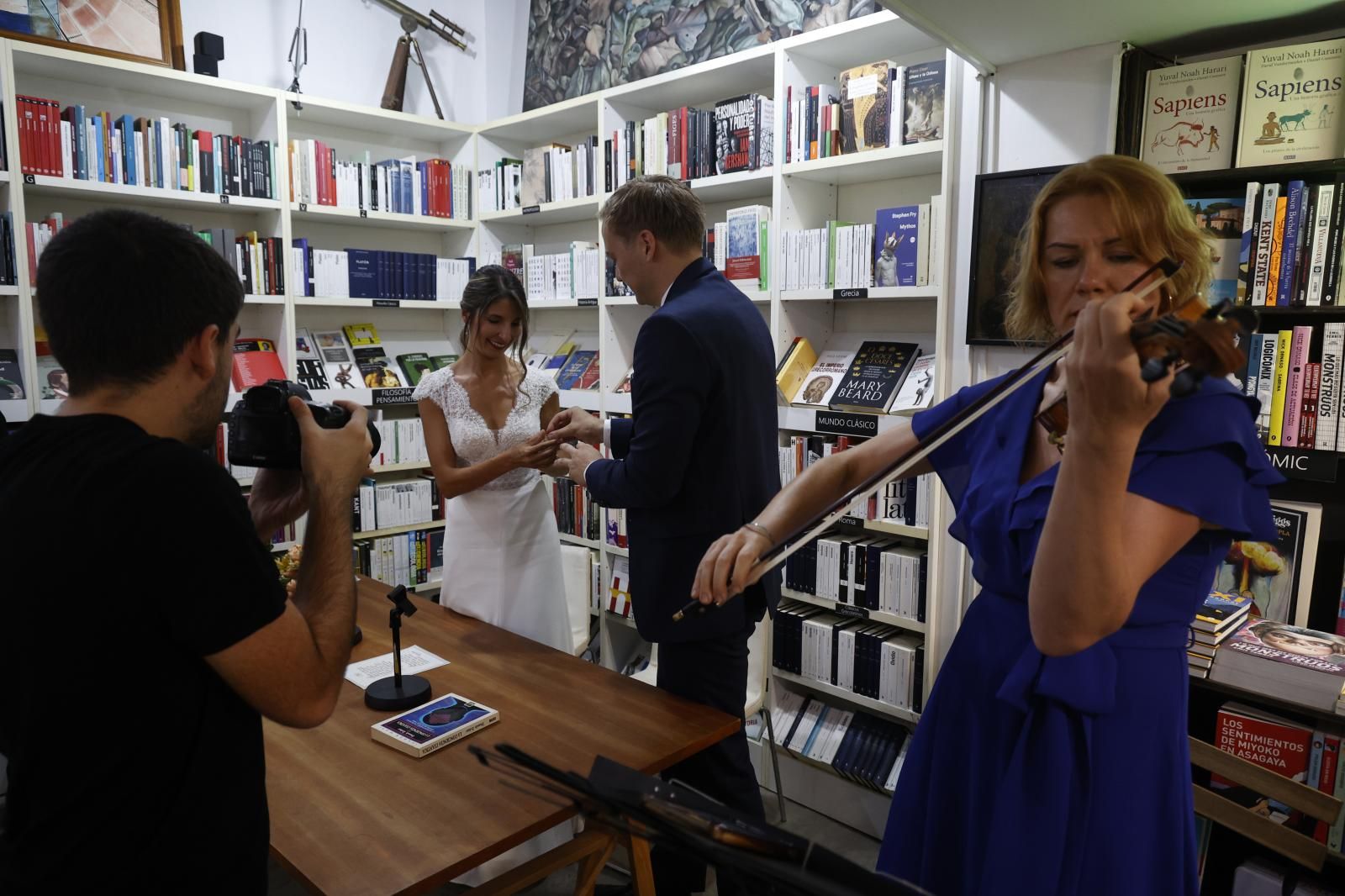 Una pareja celebra su boda en la librería Ramon Llull de Valencia