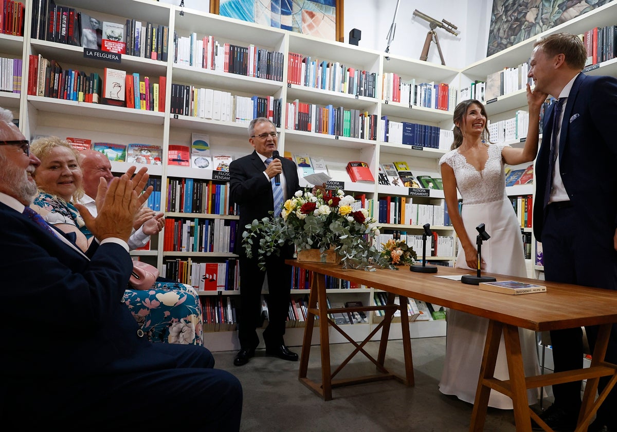 Boda de Laura y Mantvydas, en la librería Ramón Llull, este sábado.