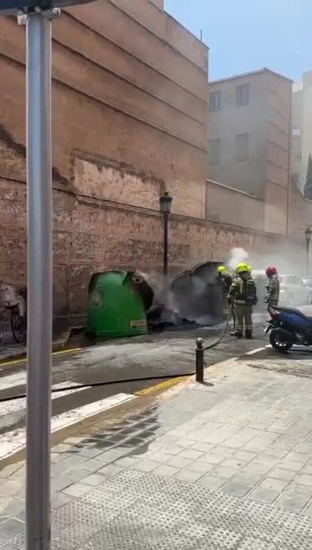 Queman dos contenedores en la calle Alcalde Albors de Valencia