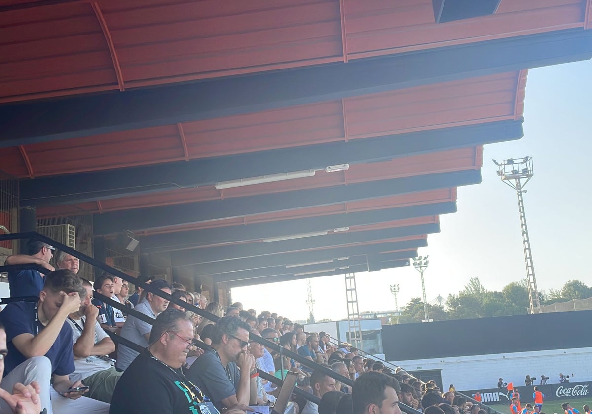 Los aficionados durante el partido en el Antonio Puchades.