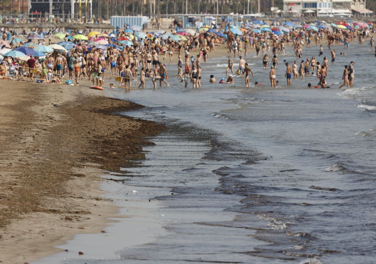 Imagen principal - Bañistas en la playa del Cabanyal.