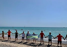 Una cadena humana pide la regeneración urgente de las playas Corinto, Almardá y Malvarrosa