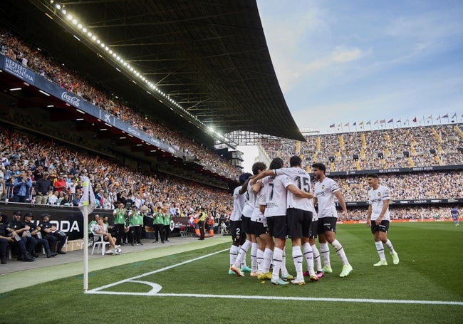 El Valencia celebra un gol ante el Real Madrid en el día del centenario de Mestalla.