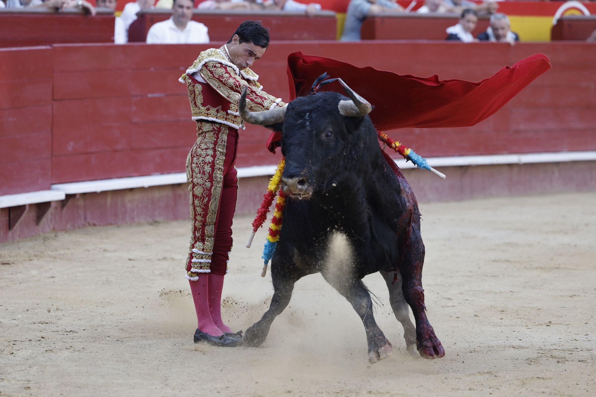 El torero Paco Ureña da un pase a su primer toro durante la corrida de la Feria de Julio 